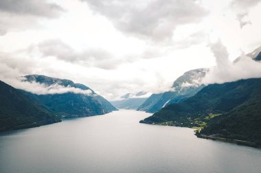 Fiyort ve su görünümünden dron Norveç'te