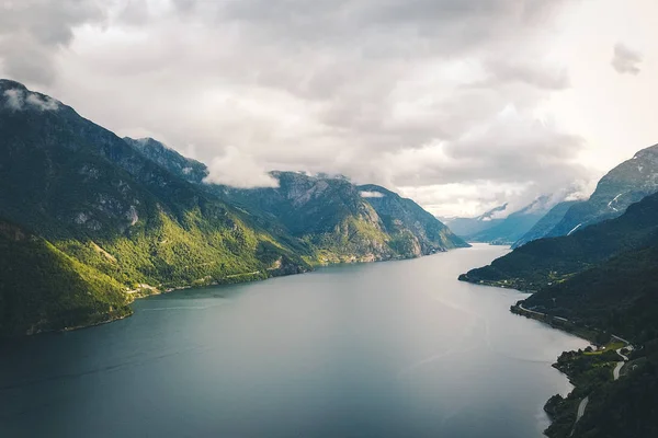 Kilátás a fjord és a víz drone, Norvégia — Stock Fotó