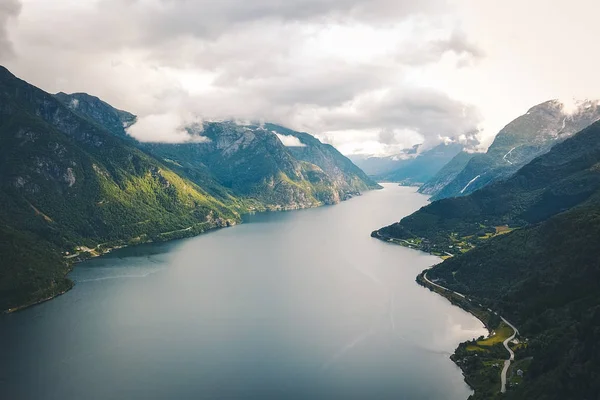 Fiyort ve su görünümünden dron Norveç'te
