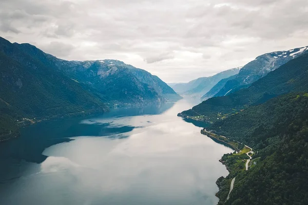Fiyort ve su görünümünden dron Norveç'te
