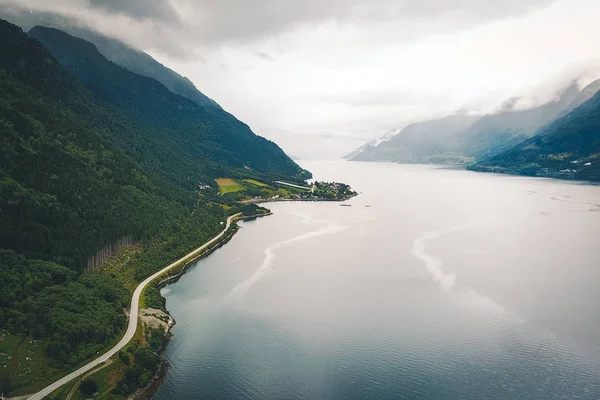 Blick von der Drohne auf Fjord und Wasser in Norwegen — Stockfoto