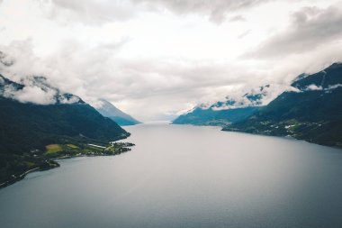 Fiyort ve su görünümünden dron Norveç'te