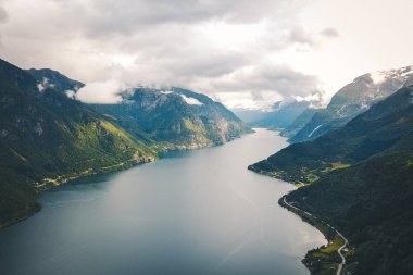 Fiyort ve su görünümünden dron Norveç'te
