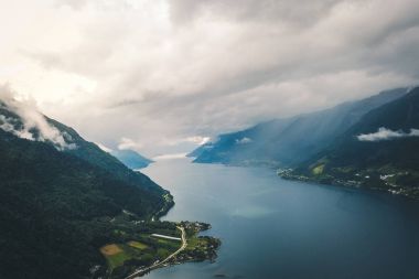 Fiyort ve su görünümünden dron Norveç'te