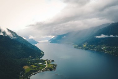 Fiyort ve su görünümünden dron Norveç'te