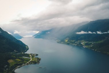 Fiyort ve su görünümünden dron Norveç'te