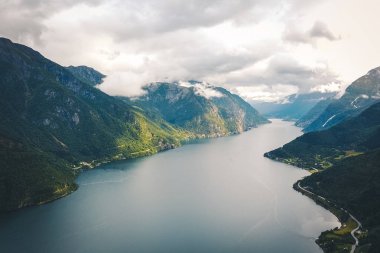Fiyort ve su görünümünden dron Norveç'te