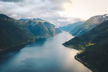 Fiyort ve su görünümünden dron Norveç'te