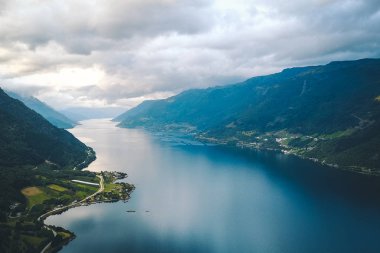 Fiyort ve su görünümünden dron Norveç'te