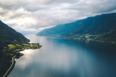 Fiyort ve su görünümünden dron Norveç'te
