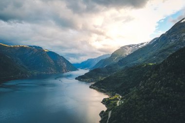 Fiyort ve su görünümünden dron Norveç'te