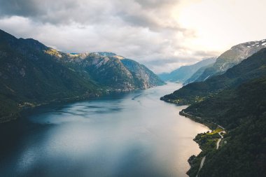Fiyort ve su görünümünden dron Norveç'te