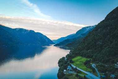 Fiyort ve su görünümünden dron Norveç'te