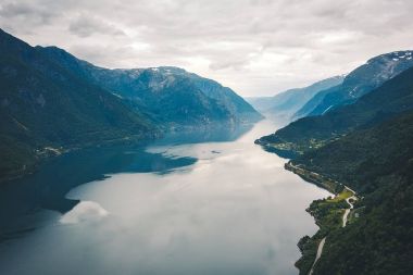 Fiyort ve su görünümünden dron Norveç'te