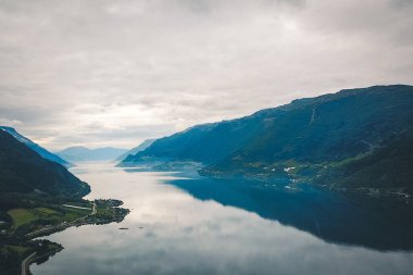 Fiyort ve su görünümünden dron Norveç'te