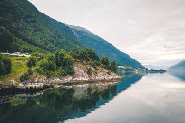 Fiyort ve su görünümünden dron Norveç'te