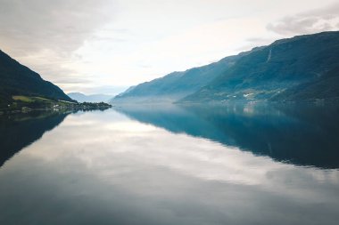 Fiyort ve su görünümünden dron Norveç'te