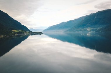 Fiyort ve su görünümünden dron Norveç'te