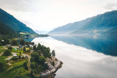 Fiyort ve su görünümünden dron Norveç'te