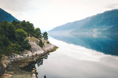 Fiyort ve su görünümünden dron Norveç'te