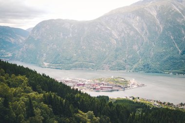 Fiyort ve su görünümünden dron Norveç'te