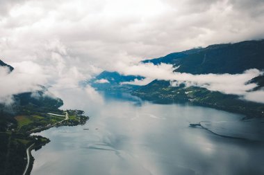 Fiyort ve su görünümünden dron Norveç'te