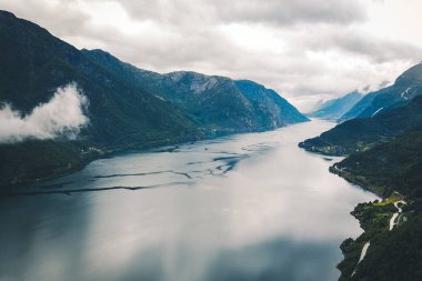 Fiyort ve su görünümünden dron Norveç'te