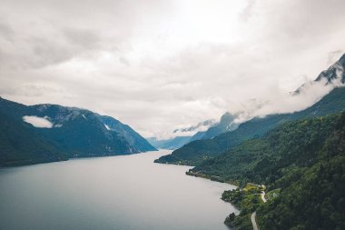 Fiyort ve su görünümünden dron Norveç'te