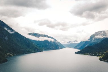 Fiyort ve su görünümünden dron Norveç'te