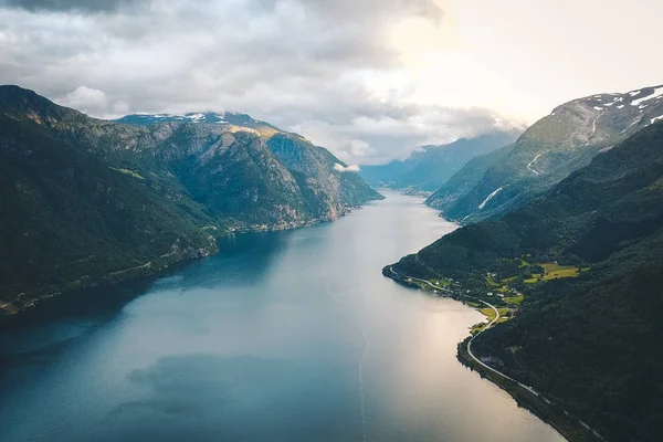 Vista al fiordo y al agua del dron en Noruega — Foto de Stock