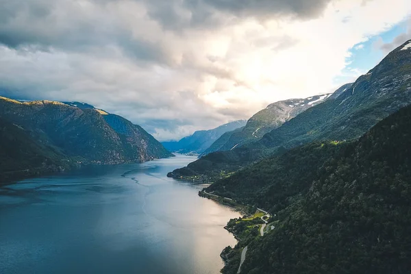 Vista al fiordo y al agua del dron en Noruega — Foto de Stock