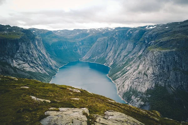 Fiyort ve su görünümünden dron Norveç'te — Stok fotoğraf