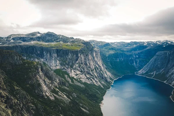Vedere la fiord și apă de la drone din Norvegia — Fotografie, imagine de stoc