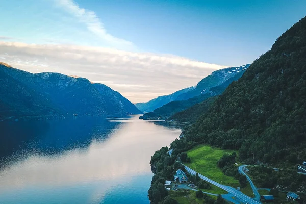 Widok na fiord i wodę z warkotem w Norwegii — Zdjęcie stockowe