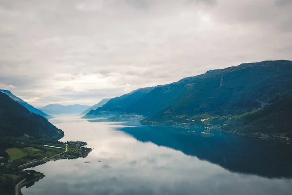 Вид на море и воду с дрона в Норвегии — стоковое фото