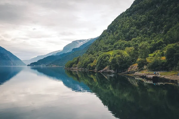 Vista al fiordo y al agua del dron en Noruega — Foto de Stock