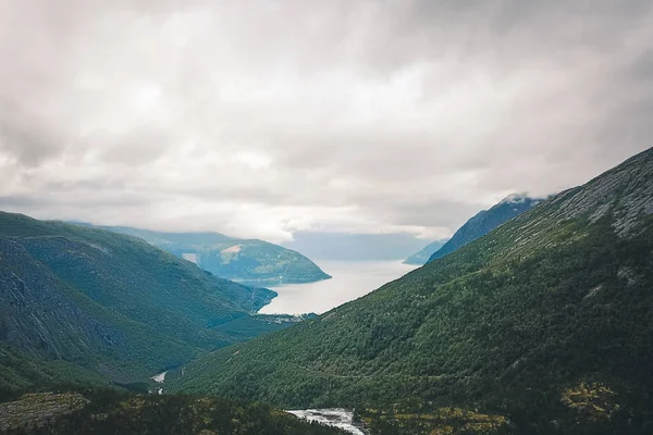 Вид на море и воду с дрона в Норвегии — стоковое фото