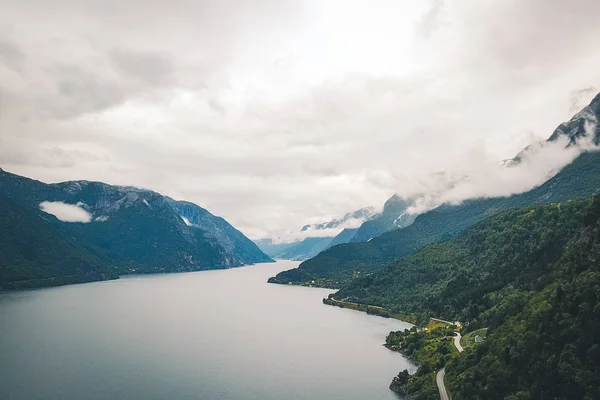 Vista para o fiorde e água do drone na Noruega — Fotografia de Stock