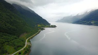 Fiyort ve su görünümünden dron Norveç'te