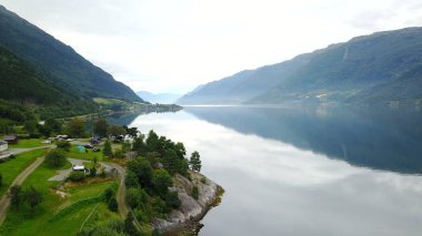 Fiyort ve su görünümünden dron Norveç'te