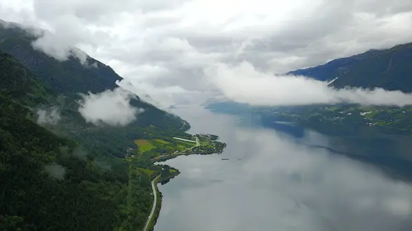 Pohled do fjordu a vody z dron v Norsku — Stock fotografie