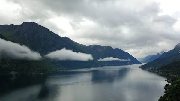 Blick von der Drohne auf Fjord und Wasser in Norwegen — Stockfoto