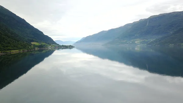 Vista para o fiorde e água do drone na Noruega — Fotografia de Stock