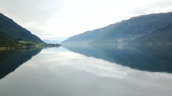Pohled do fjordu a vody z dron v Norsku — Stock fotografie