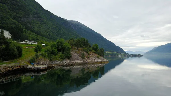 Vue sur le fjord et l'eau depuis un drone en Norvège — Photo