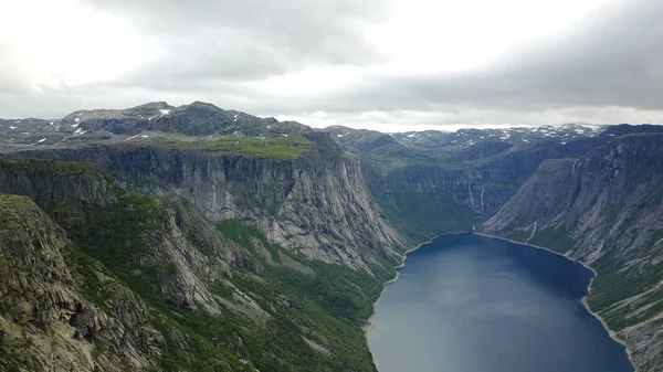 Vista al fiordo y al agua del dron en Noruega —  Fotos de Stock