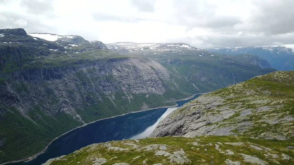 Vista al fiordo y al agua del dron en Noruega —  Fotos de Stock