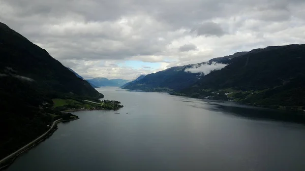 Uitzicht op fjord en water vanaf drone in Noorwegen — Stockfoto