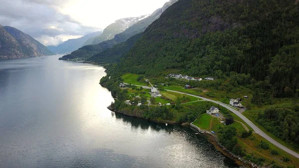 Vista al fiordo y al agua del dron en Noruega —  Fotos de Stock