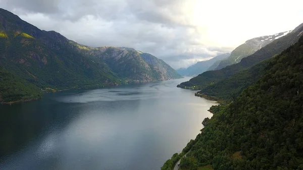 Fiyort ve su görünümünden dron Norveç'te — Stok fotoğraf